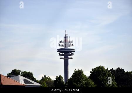 VIENNA, AUSTRIA - MAGGIO 2019: Cima dell'Arsenalturm con il logo di A1 Telekom contro il cielo blu. Chiamato anche arsenale di funkturm wien, o torre dell'Arsenale, Foto Stock