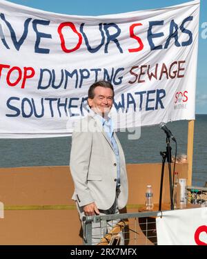 Seán Feargal Sharkey OBE parla alla protesta SOS Whitstable per le scariche di acque reflue in mare da parte di Southern Water. Foto Stock