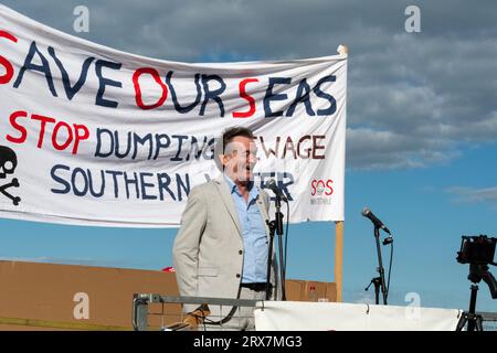 Seán Feargal Sharkey OBE parla alla protesta SOS Whitstable per le scariche di acque reflue in mare da parte di Southern Water. Foto Stock