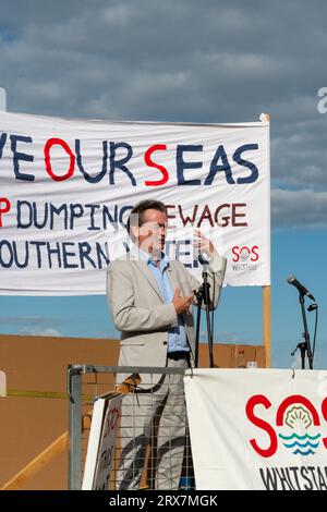 Seán Feargal Sharkey OBE parla alla protesta SOS Whitstable per le scariche di acque reflue in mare da parte di Southern Water. Foto Stock