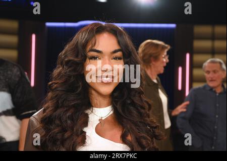 Colonia, Germania. 22 settembre 2023. La cantante Alicia Awa come ospite nel talk show WDR Kölner Treff Credit: Horst Galuschka/dpa/Alamy Live News Foto Stock