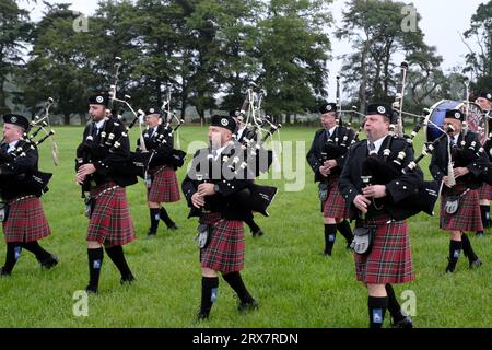 Selkirk, Regno Unito. 23 settembre 2023. 1° Country & Food Festival presso la Philiphaugh Estate, l'evento inaugurale che si tiene nelle terre della tenuta, vicino a Selkirk, con espositori di artigianato, cibo e campagna, nonché dimostrazioni e mostre di sport campestri. Visitatori e attività generali in loco. Galashiels Pipe band che apre l'evento. ( Credit: Rob Gray/Alamy Live News Foto Stock