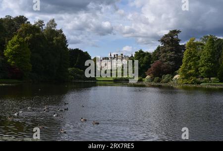 Sheffield Park House and Gardens (dall'altra parte del lago) Uckfield, East Sussex, Inghilterra Foto Stock