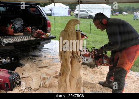 Selkirk, Regno Unito. 23 settembre 2023. 1° Country & Food Festival presso la Philiphaugh Estate, l'evento inaugurale che si tiene nelle terre della tenuta, vicino a Selkirk, con espositori di artigianato, cibo e campagna, nonché dimostrazioni e mostre di sport campestri. Dimostrazione di scultura con motosega, ( Credit: Rob Gray/Alamy Live News Foto Stock