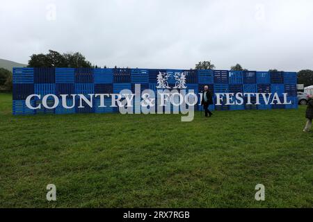 Selkirk, Regno Unito. 23 settembre 2023. 1° Country & Food Festival presso la Philiphaugh Estate, l'evento inaugurale che si tiene nelle terre della tenuta, vicino a Selkirk, con espositori di artigianato, cibo e campagna, nonché dimostrazioni e mostre di sport campestri. Visitatori e attività generali in loco. ( Credit: Rob Gray/Alamy Live News Foto Stock