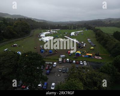 Selkirk, Regno Unito. 23 settembre 2023. 1° Country & Food Festival presso la Philiphaugh Estate, l'evento inaugurale che si tiene nelle terre della tenuta, vicino a Selkirk, con espositori di artigianato, cibo e campagna, nonché dimostrazioni e mostre di sport campestri. Visitatori e attività generali in loco. Panoramica generale, immagine del drone ( Credit: Rob Gray/Alamy Live News Foto Stock