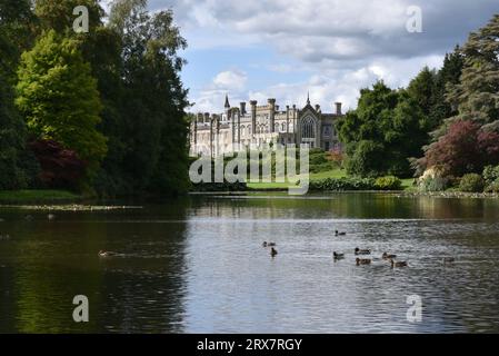 Sheffield Park House and Gardens (dall'altra parte del lago) Uckfield, East Sussex, Inghilterra Foto Stock