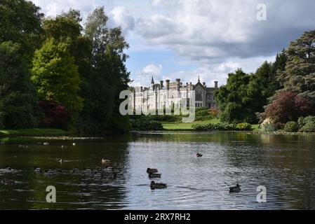 Sheffield Park House and Gardens (dall'altra parte del lago) Uckfield, East Sussex, Inghilterra Foto Stock