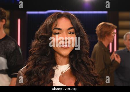 Colonia, Germania. 22 settembre 2023. La cantante Alicia Awa come ospite nel talk show WDR Kölner Treff Credit: Horst Galuschka/dpa/Alamy Live News Foto Stock