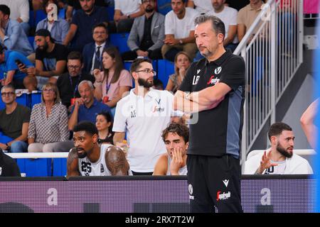 Brescia, Italia. 23 settembre 2023. Luca banchi, allenatore Virtus Segafredo Bologna durante EA7 Emporio Armani Milano vs Virtus Segafredo Bologna, Supercoppa di pallacanestro Italiana a Brescia, Italia, 23 settembre 2023 crediti: Independent Photo Agency/Alamy Live News Foto Stock