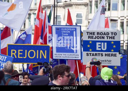 Londra, Regno Unito. 23 settembre 2023. Migliaia di manifestanti anti anti-Brexit hanno partecipato alla marcia di ricongiungimento nazionale nel centro di Londra chiedendo che il Regno Unito rientri nell'UE. Credito: Vuk Valcic/Alamy Live News Foto Stock