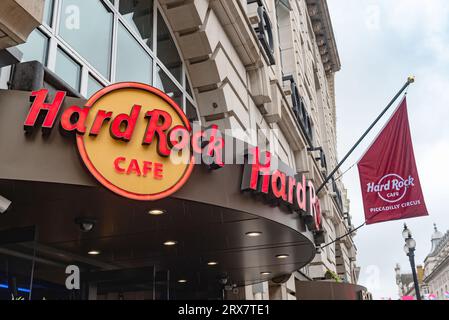 Londra, Regno Unito. 2 agosto 2023. Marchio per l'Hard Rock Café visto nel centro di Londra. (Foto di John Wreford/SOPA Images/Sipa USA) credito: SIPA USA/Alamy Live News Foto Stock