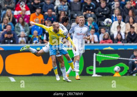 Swansea.com Stadium, Swansea, Regno Unito. 23 settembre 2023. EFL Championship Football, Swansea City contro Sheffield mercoledì; il centrocampista dello Sheffield Wednesday Barry Bannan gareggia per un pallone con l'attaccante dello Swansea City Charlie Patino. Credito: Action Plus Sports/Alamy Live News Foto Stock