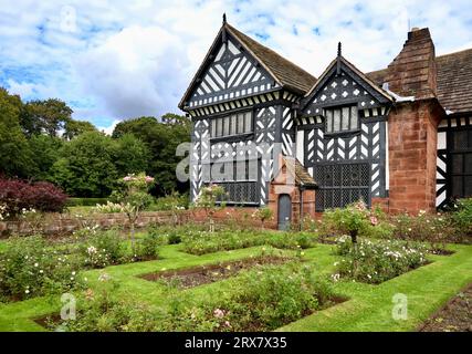 Speke Hall e giardini. Foto Stock