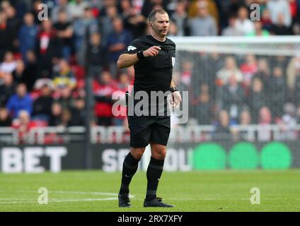 L'arbitro Tim Robinson durante il match per lo Sky Bet Championship tra Middlesbrough e Southampton al Riverside Stadium di Middlesbrough sabato 23 settembre 2023. (Foto: Michael driver | mi News) crediti: MI News & Sport /Alamy Live News Foto Stock