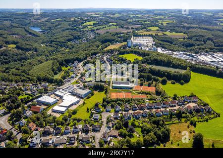 Vista aerea, impianto sportivo Helkenberger Weg, campi da tennis TC Grün-Weiß Ennepetal e campi sportivi FC Blau-Weiß Voerde, sullo sfondo la diga W Foto Stock