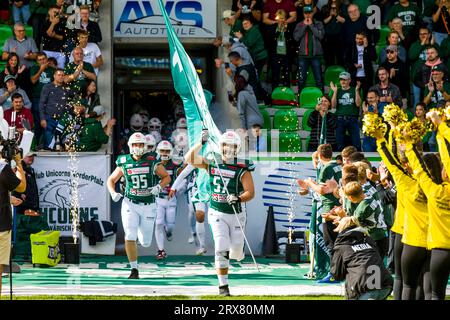 Schwaebisch Hall Germania. 23 settembre 2023. Erima GFL / German Football League,Viertelfinal gioco: Schwäbisch Hall Unicorns - Berlin Rebels nell'Optima Sportpark di Schwaebisch Hall Germania il 23. 2023, Einlauf Schwaebisch Hall Unicorns/ DL # 95 Jorin Herrmann, OL # 57 Luca Scharf credito: Frank Baumert/Alamy Live News Foto Stock
