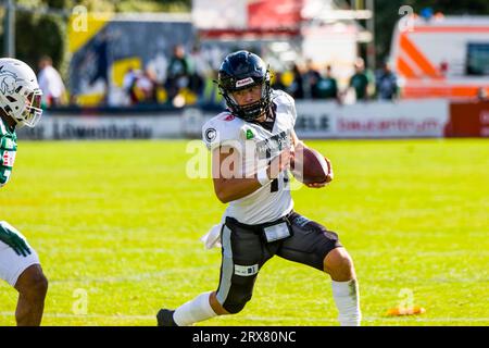 Schwaebisch Hall Germania. 23 settembre 2023. Erima GFL / German Football League,Viertelfinal gioco: Schwäbisch Hall Unicorns - Berlin Rebels nell'Optima Sportpark di Schwaebisch Hall Germania il 23. 2023, Berlin Rebels/ QB # 11 Hamish McClure Credit: Frank Baumert/Alamy Live News Foto Stock
