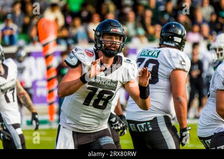 Schwaebisch Hall Germania. 23 settembre 2023. Erima GFL / German Football League,Viertelfinal gioco: Schwäbisch Hall Unicorns - Berlin Rebels nell'Optima Sportpark di Schwaebisch Hall Germania il 23. 2023, Berlin Rebels/ QB # 18 Connor Kaegi Credit: Frank Baumert/Alamy Live News Foto Stock