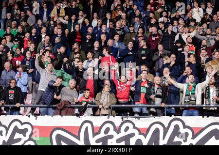 Nijmegen, Paesi Bassi. 23 settembre 2023. NIJMEGEN, PAESI BASSI - 23 SETTEMBRE: Tifosi e tifosi del NEC tifosi durante il match olandese Eredivisie tra NEC e FC Utrecht a Goffertstadion il 23 settembre 2023 a Nijmegen, Paesi Bassi. (Foto di Broer van den Boom/Orange Pictures) credito: Orange Pics BV/Alamy Live News Foto Stock