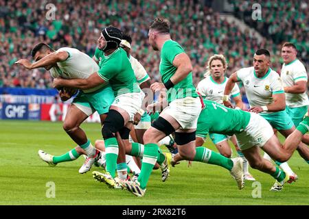 Damian De Allende (a sinistra) del Sudafrica viene affrontato dall'irlandese James Ryan durante la Coppa del mondo di rugby 2023, Pool B Match allo Stade de France di Parigi. Data immagine: Sabato 23 settembre 2023. Foto Stock