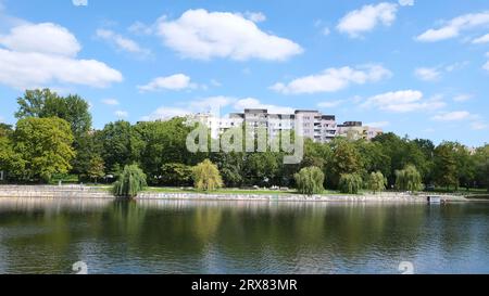 Berlino, Germania, 11 agosto 2023, vista estiva sul Landwehrkanal alla tenuta residenziale di Böcklerpark Foto Stock