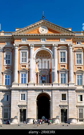 Caserta Campania Italia. Il Palazzo reale. L'ingresso principale Foto Stock