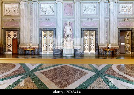 Caserta Campania Italia. Il Palazzo reale. La sala delle guardie del corpo Foto Stock