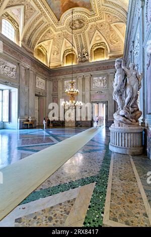 Caserta Campania Italia. Il Palazzo reale. La sala delle guardie del corpo Foto Stock