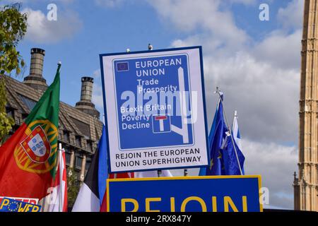 Londra, Regno Unito. 23 settembre 2023. Migliaia di manifestanti anti anti-Brexit hanno partecipato alla marcia di ricongiungimento nazionale nel centro di Londra chiedendo che il Regno Unito rientri nell'UE. Credito: Vuk Valcic/Alamy Live News Foto Stock