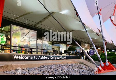 Benvenuto all'insegna del centro commerciale Ashford Designer Outlet Ashford Kent Inghilterra Regno Unito Foto Stock