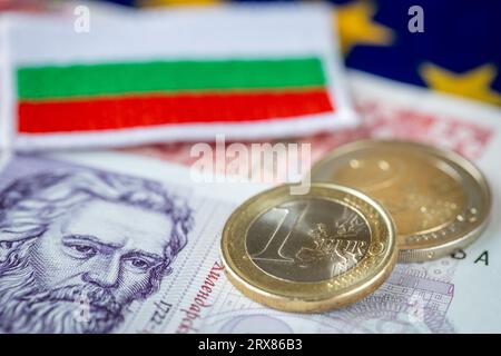 Bulgaria ingresso nella zona euro e adozione della moneta europea, del concetto economico, delle monete in euro e della moneta e della bandiera bulgare Foto Stock