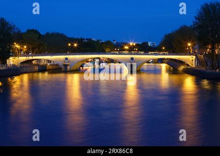 La vista notturna del ponte Louis-Philippe attraverso la Senna , Parigi, Francia. Foto Stock