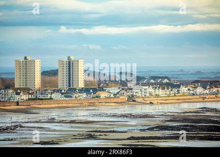Panorama della capitale di Saint Helier con edifici e case residenziali sul litorale di la Manche, nella bassa marea bailiwick di Jersey, Isole del Canale, Foto Stock