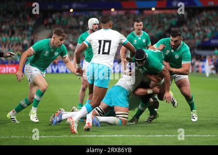 L'irlandese Caelan Doris viene placcato durante la Coppa del mondo di rugby 2023, partita a biliardo B allo Stade de France di Parigi. Data immagine: Sabato 23 settembre 2023. Foto Stock