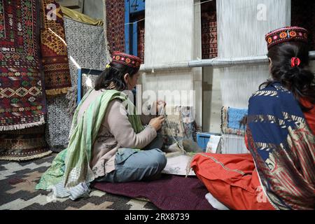 Tessitori pakistani di tappeti a Korgah nell'alta Hunza Foto Stock