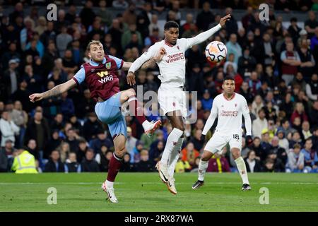 Marcus Rashford (a destra) del Manchester United e Jordan Beyer del Burnley durante la partita di Premier League a Turf Moor, Burnley. Data immagine: Sabato 23 settembre 2023. Foto Stock