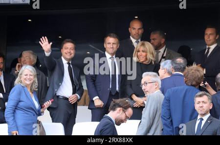 Marsiglia, Francia. 23 settembre 2023. Il sindaco di Marsiglia Benoit Payan, il presidente francese Emmanuel Macron, Brigitte Macron come Papa Francesco che celebra la messa allo stadio Velodrome, nella città portuale meridionale di Marsiglia il 23 settembre 2023. Papa Francesco è in visita di due giorni per la sessione conclusiva degli incontri del Mediterraneo. Foto di Patrick Aventurier/ABACAPRESS.COM Credit: Abaca Press/Alamy Live News Foto Stock