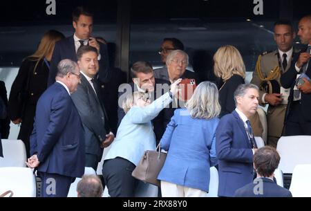 Marsiglia, Francia. 23 settembre 2023. Il sindaco di Marsiglia Benoit Payan, il presidente francese Emmanuel Macron, Brigitte Macron come Papa Francesco che celebra la messa allo stadio Velodrome, nella città portuale meridionale di Marsiglia il 23 settembre 2023. Papa Francesco è in visita di due giorni per la sessione conclusiva degli incontri del Mediterraneo. Foto di Patrick Aventurier/ABACAPRESS.COM Credit: Abaca Press/Alamy Live News Foto Stock