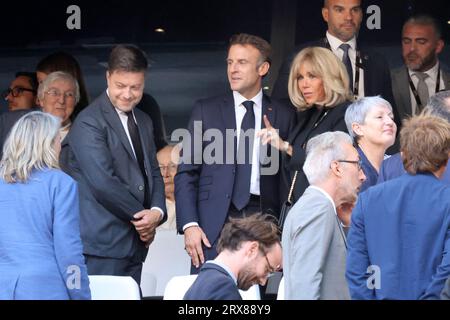 Marsiglia, Francia. 23 settembre 2023. Il sindaco di Marsiglia Benoit Payan, il presidente francese Emmanuel Macron, Brigitte Macron come Papa Francesco che celebra la messa allo stadio Velodrome, nella città portuale meridionale di Marsiglia il 23 settembre 2023. Papa Francesco è in visita di due giorni per la sessione conclusiva degli incontri del Mediterraneo. Foto di Patrick Aventurier/ABACAPRESS.COM Credit: Abaca Press/Alamy Live News Foto Stock