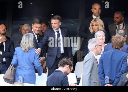 Marsiglia, Francia. 23 settembre 2023. Il sindaco di Marsiglia Benoit Payan, il presidente francese Emmanuel Macron, Brigitte Macron come Papa Francesco che celebra la messa allo stadio Velodrome, nella città portuale meridionale di Marsiglia il 23 settembre 2023. Papa Francesco è in visita di due giorni per la sessione conclusiva degli incontri del Mediterraneo. Foto di Patrick Aventurier/ABACAPRESS.COM Credit: Abaca Press/Alamy Live News Foto Stock