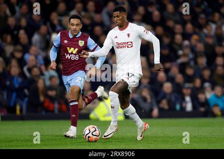 Marcus Rashford (a destra) del Manchester United e Luke McNally di Burnley si scontrano per il pallone durante la partita di Premier League a Turf Moor, Burnley. Data immagine: Sabato 23 settembre 2023. Foto Stock