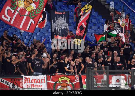 Roma, Italia. 23 settembre 2023. Tifosi di Monza durante la partita di serie A tra SS Lazio e AC Monza allo stadio Olimpico di Roma, 23 settembre 2023. Crediti: Insidefoto di andrea staccioli/Alamy Live News Foto Stock