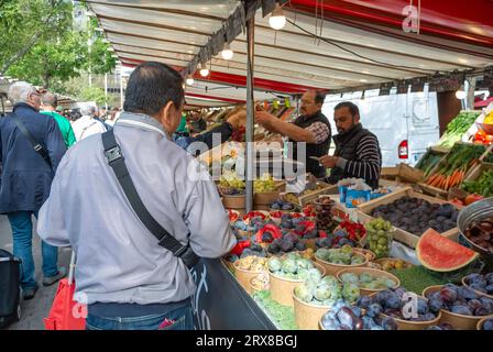 Parigi, Francia, gente che compra frutta e verdura al Marché de Montparnasse in Boulevard Edgar Quinet. Solo editoriale. Foto Stock