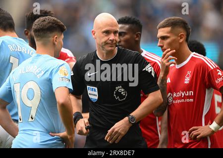 Manchester, Regno Unito. 23 settembre 2023. Arbitro, Anthony Taylor durante la partita di Premier League tra Manchester City e Nottingham Forest all'Etihad Stadium di Manchester sabato 23 settembre 2023. (Foto: Jon Hobley | mi News) crediti: MI News & Sport /Alamy Live News Foto Stock