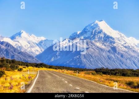 Valle panoramica che conduce al Monte Cook nell'area di Canterbury dell'Isola Sud della nuova Zelanda - popolare destinazione turistica in auto. Foto Stock