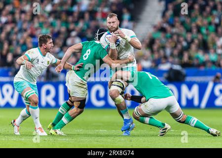 Parigi, Francia. 23 settembre 2023. RG Snyman del Sudafrica è affrontato da Caelan Doris e Iain Henderson dell'Irlanda durante la partita di Coppa del mondo di rugby Pool B tra Sudafrica e Irlanda allo Stade de France. Crediti: Mateo occhi (Sporteo) / Alamy Live News Foto Stock