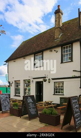 Esterno dell'Oak Public House con tavolo da picnic a telaio posti a sedere all'aperto Sevenoaks Kent Inghilterra Regno Unito Foto Stock