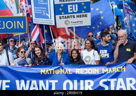 23 settembre 2023. Londra, Regno Unito. Circa 3.000 attivisti e sostenitori pro-UE partecipano a una marcia di ricongiungimento nazionale e raduno nel centro di Londra. Gli attivisti affermano che la Brexit è stata un disastro per il Regno Unito e chiedono che il paese ristabilisca la sua adesione all’Unione europea. Nella foto: Attivista pro-UE e leader del True & Fair Party, Gina Miller, partecipa alla National Rejoin March nel centro di Londra. Foto Stock