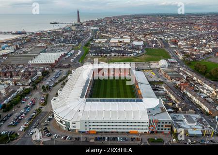 Vista aerea di Bloomfield Road, sede del Blackpool FC. La Blackpool Tower è visibile sullo sfondo. Nel 19th ° secolo era conosciuto come campo di Gamble Foto Stock